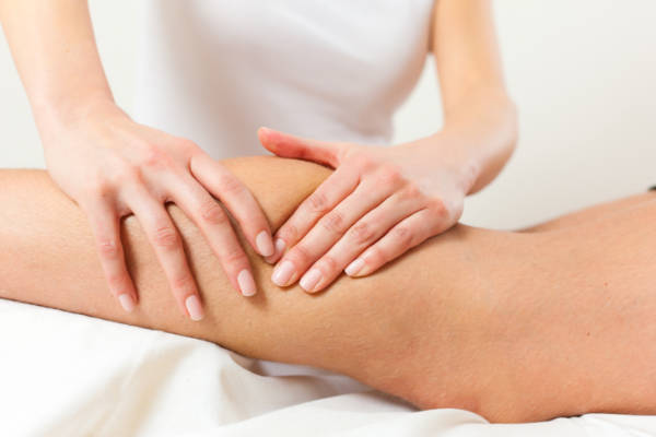 Detoxikační masáž zahrnuje také lymfatickou masáž.